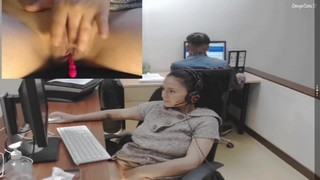 Молодая женщина решила расслабиться на работе и нашла удовольствие в самоудовлетворении.