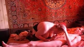 Страстная мамочка во взрослом возрасте наслаждается молодым партнером.