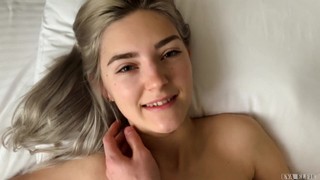 Любимая сестренка спала в своей комнате, когда братик решил разбудить ее своим членом.