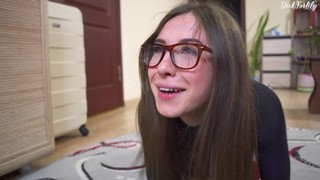 Брат и сестра состязались в игре и девушка проиграла.