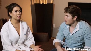 Телка работала в массажном кабинете и делала нестандартные массажи мужчинам.