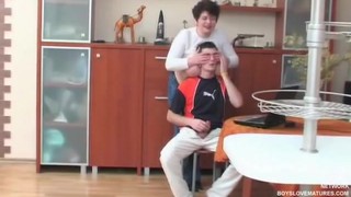 Молодой родственник был вовлечен в сексуальную активность со зрелой родственницей.