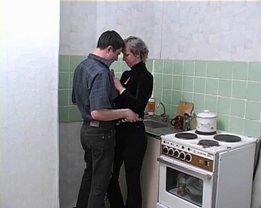 Порно видео с зрелой дамой с седыми волосами.