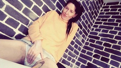 Зрелая соседка с волосатой интимной зоной проводит время, занимаясь мастурбацией с утра до ночи.