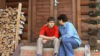 Взрослый русский сын и его мать провели время вместе на даче.