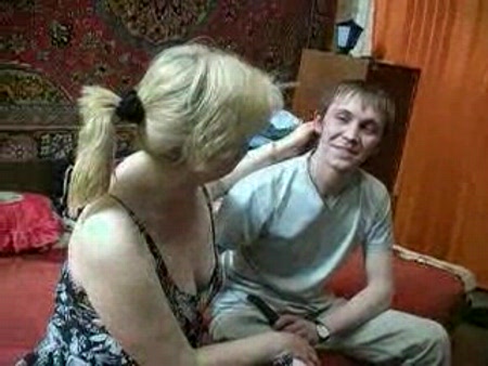 Запретный русский инцест секс, сын снимает с мамы трусы и засаживает в писю