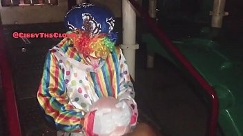 Пьяный клоун в нарядном костюме заставляет негритянку сосать грязную шишку